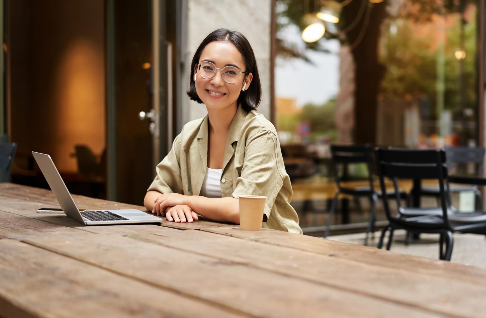 Mapa digital mostrando conexiones globales de estudiantes