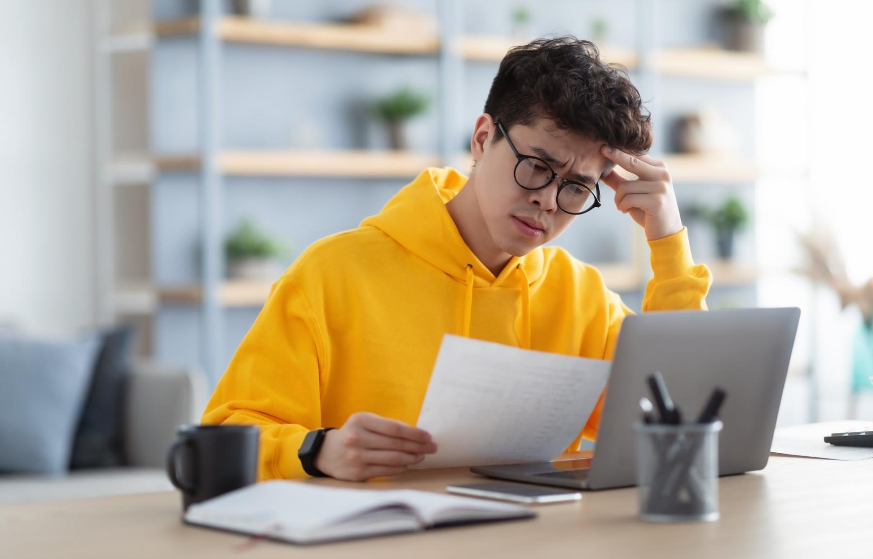 Estudiante trabajando en análisis de presupuesto base cero