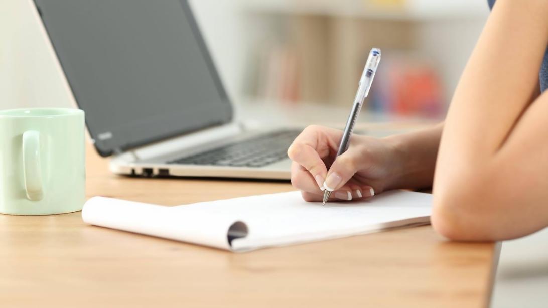 Estudiantes trabajando en sesiones interactivas de presupuesto