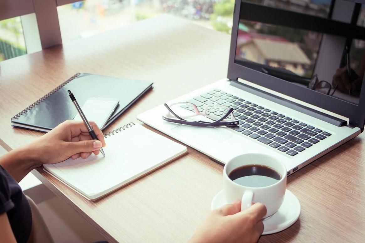 Profesionales aprendiendo presupuesto base cero